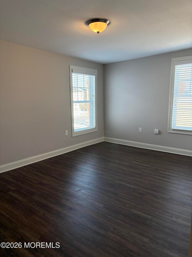 Building Photo - 713 Main St