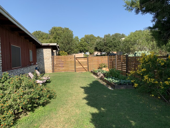 Shared yard - 2200 Bluebonnet Ln