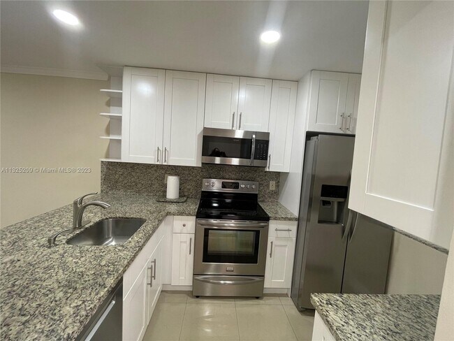 Foto del edificio - 8443 Royal Palm Blvd