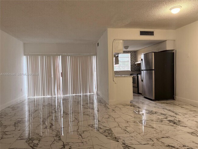 Foto del edificio - 9390 W Flagler St