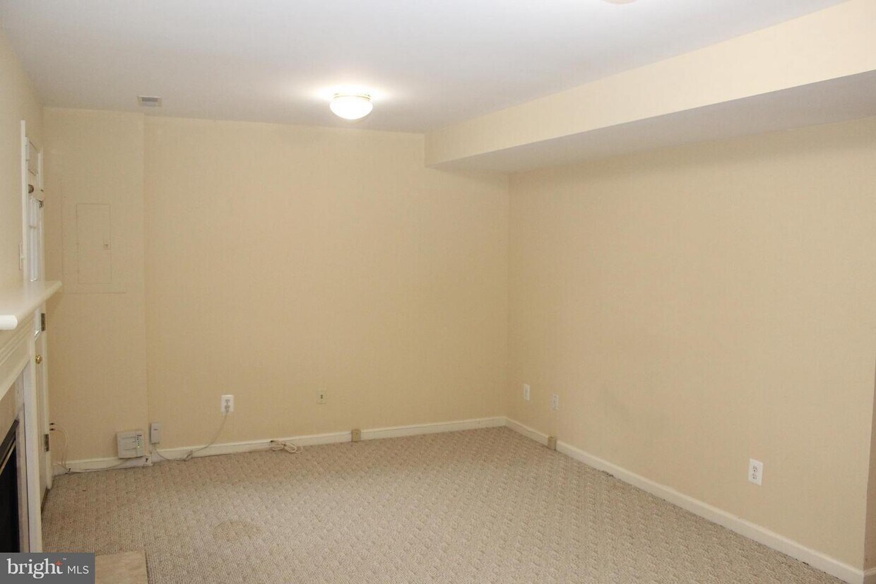 2555 Chase Wellesley Dr, Herndon, VA 20171 Townhouse for Rent in Herndon, VA