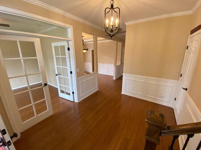 Foto del edificio - 4 Bed, Private Oasis Backyard, DuPont Home