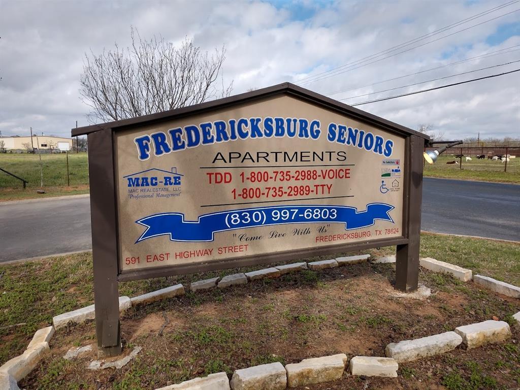 591 E Hwy St, Fredericksburg, TX 78624 Room for Rent in