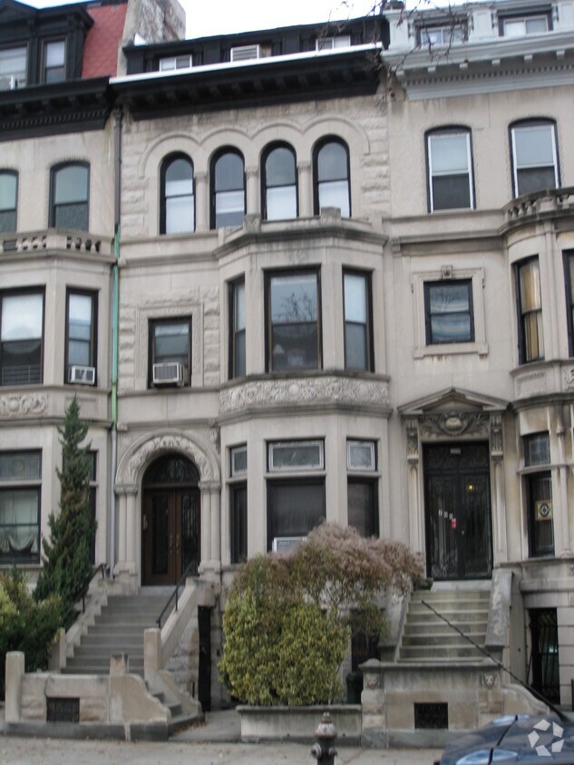 Primary Photo - 202 8th Ave