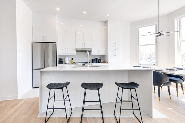 Building Photo - 405 Avenue du Mont-Royal O