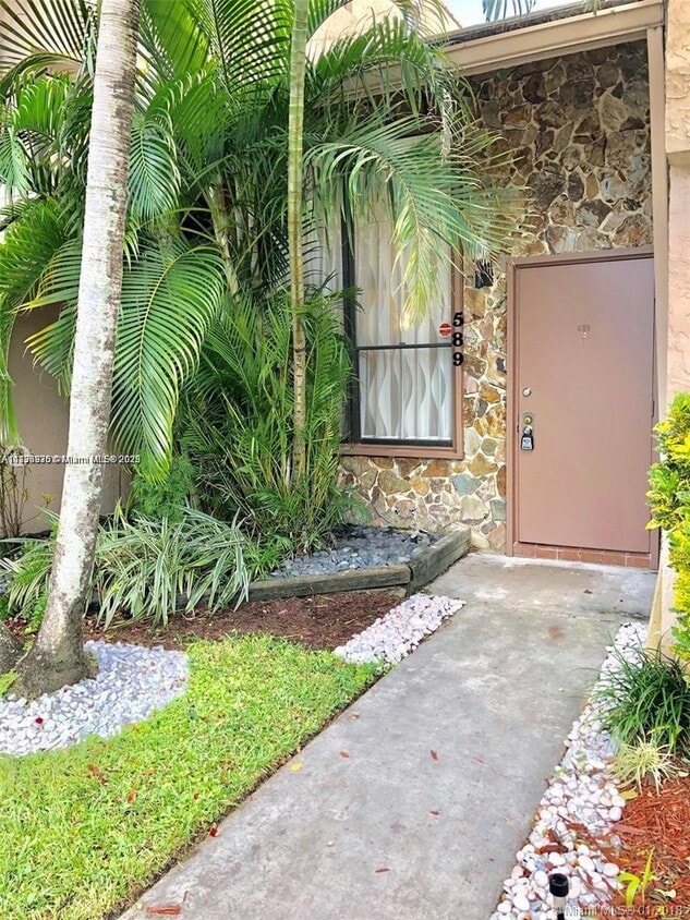 Primary Photo - 589 N University Dr
