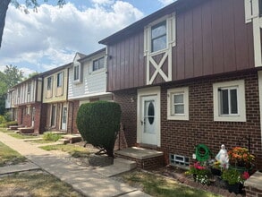Building Photo - 8445 Hickory Dr