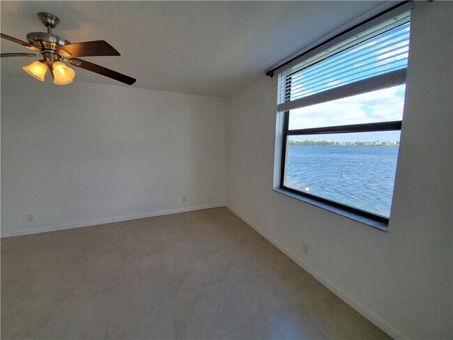 Building Photo - 117 Lake Emerald Dr