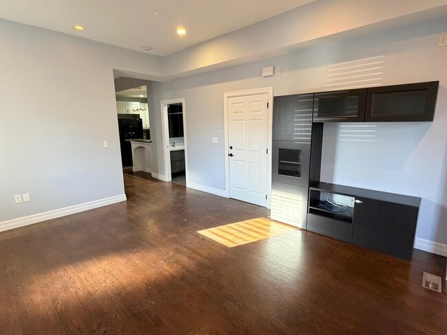 Building Photo - 8 Cross St E