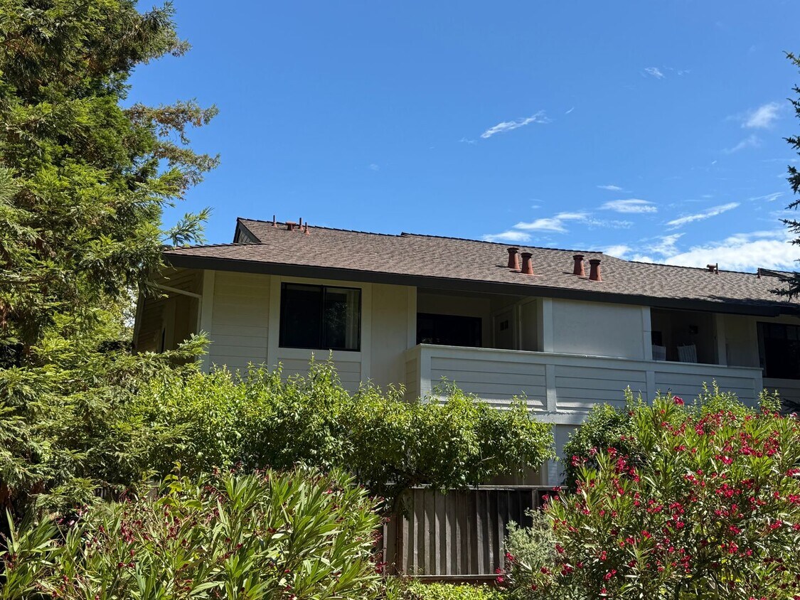 Foto principal - UPPER END UNIT TWO BED / TWO BATH CONDO IN...