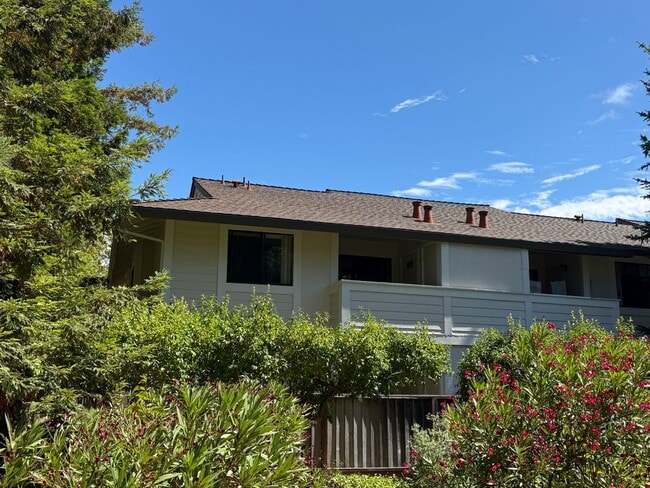 UPPER END UNIT TWO BED / TWO BATH CONDO IN... - UPPER END UNIT TWO BED / TWO BATH CONDO IN...