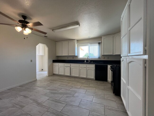 Foto del edificio - 3 Bedroom 2 Bath home in Hesperia Availabl...
