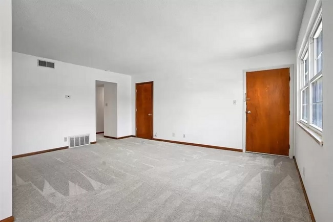 Building Photo - 2 Bedroom (with bonus craft room/ office) Condominium in Coralville.