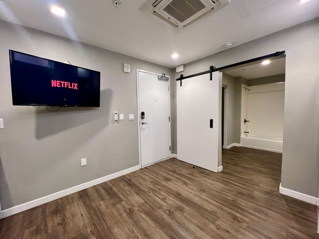 Interior Photo - STUDIOS435