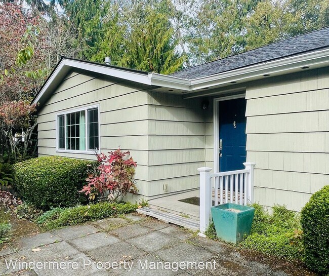 2 br, 2 bath House 801 Park Avenue House Rental in Bainbridge