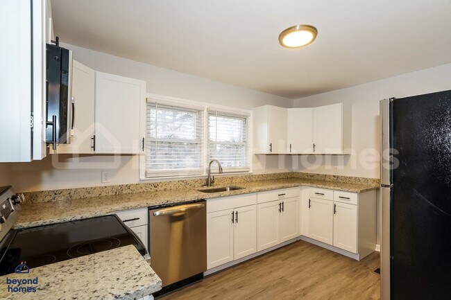 Foto del edificio - Amazing Recently Updated Home with Fenced Yard and Bonus Room!