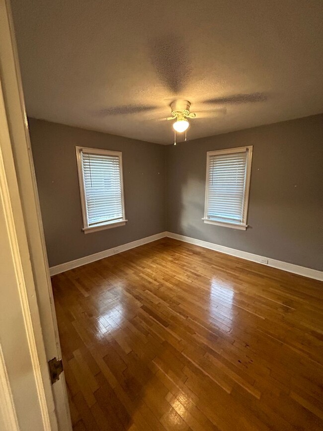 Building Photo - 3 Story Home Available Now Near Campus!
