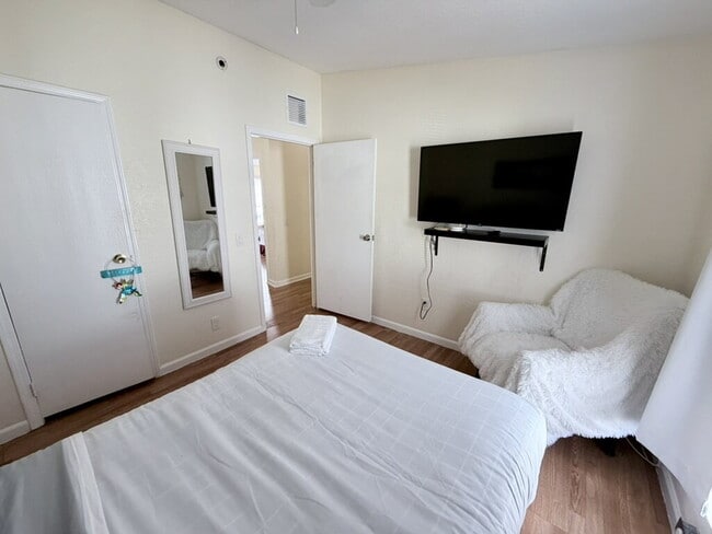 Building Photo - "Available Room in Shared Accommodation"