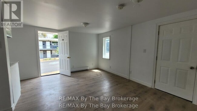 Photo du bâtiment - 280 River Rd E