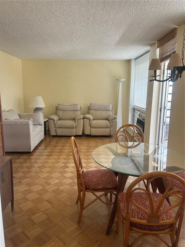 Foto del edificio - 2400 NE 9th St