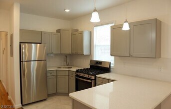 Building Photo - 373 6th Ave W