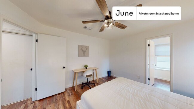 Building Photo - Private bedroom in 3 bed/2 bath Home