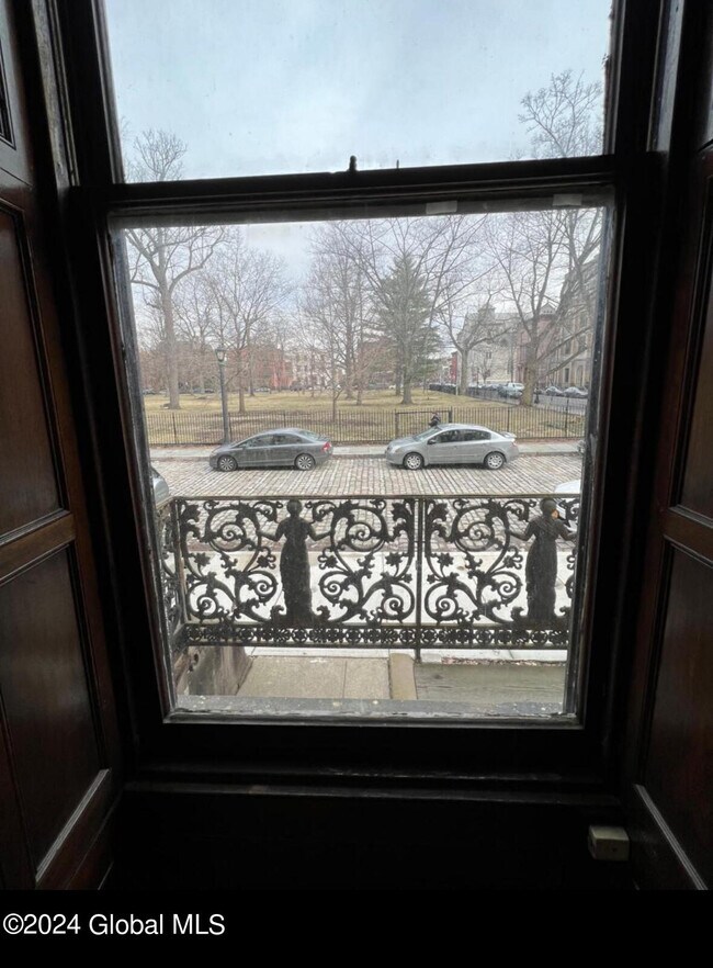 Building Photo - 9 Washington Pl