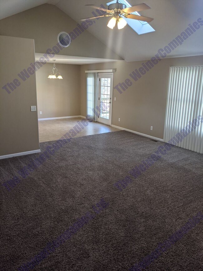Building Photo - Sublease available this July!