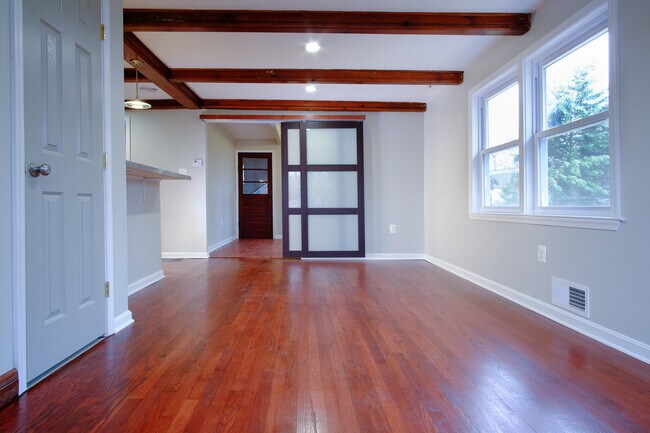 Building Photo - 493 Riverside Dr