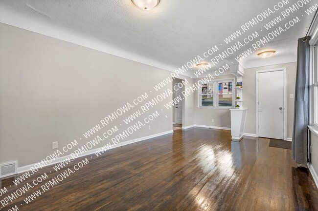 Building Photo - SHORT TERM LEASE SOUTHSIDE GEM!! 3 Bedroom...
