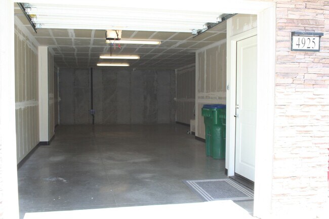 Building Photo - Near UNR/3 Bed Condo