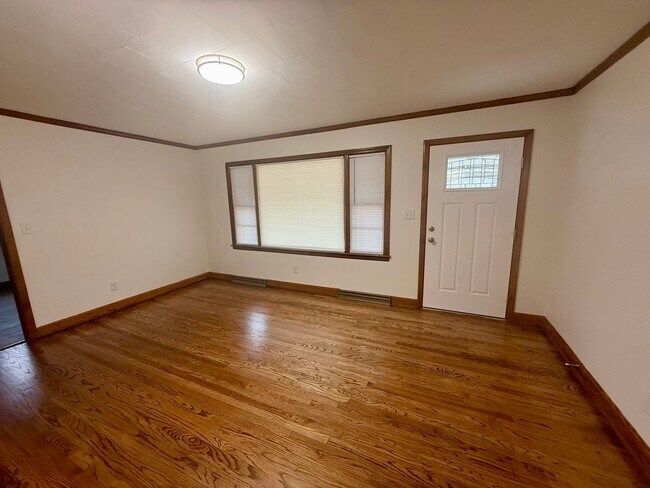 Foto del edificio - Three bedroom, 1.5 bath house in Burlington