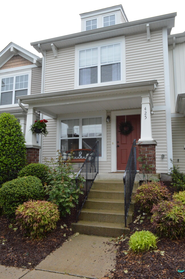 Cute townhome on quiet street - 425 Shadow Glen Dr