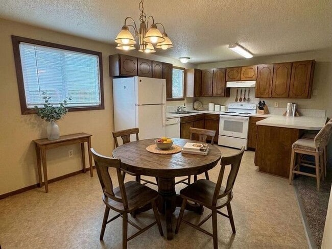 Foto del edificio - TWO WEEKS FREE RENT - Water/Sewer/Trash Included - Large Two Bedroom One Bath In North Loveland! ...