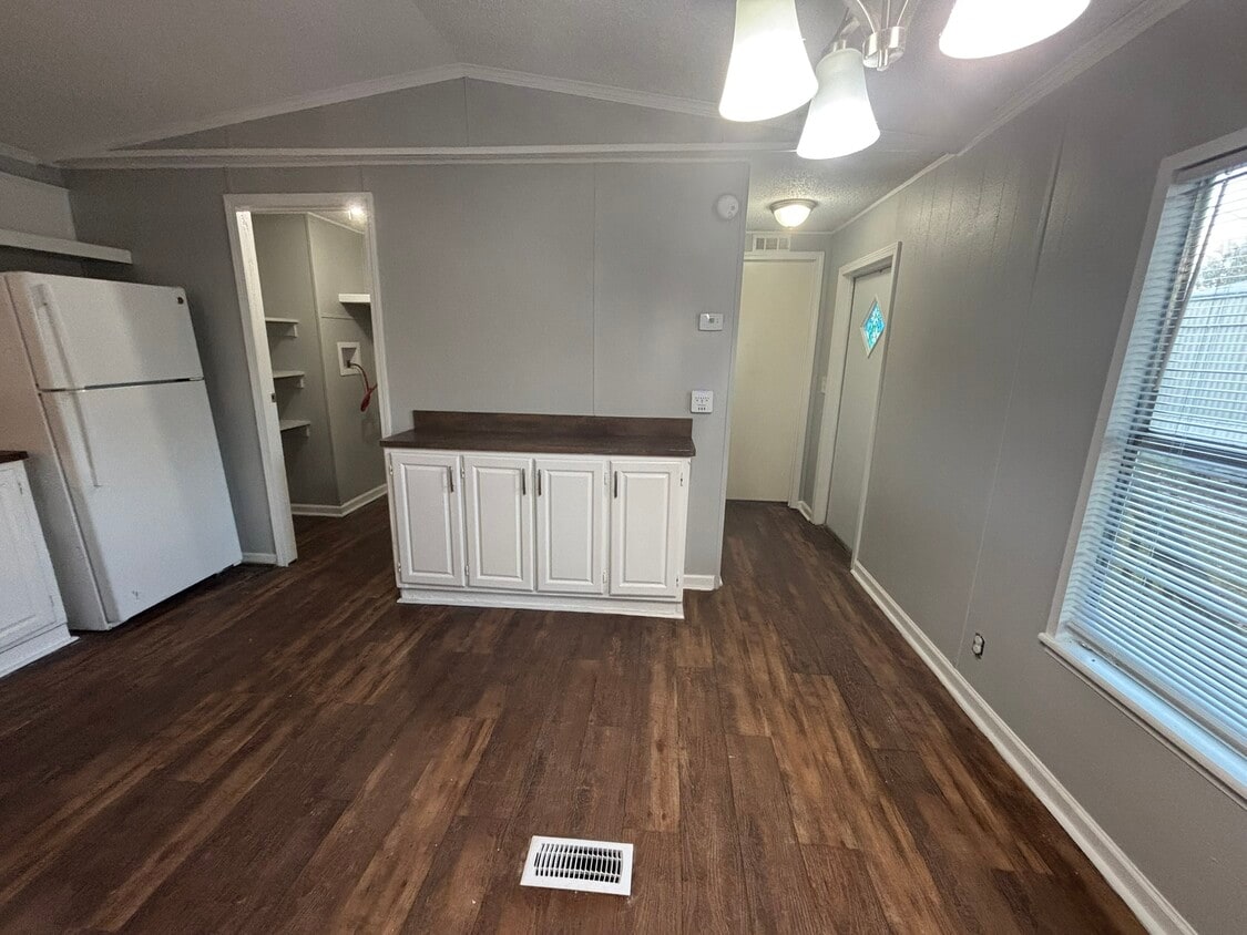 Primary Photo - 200 Raider Ln