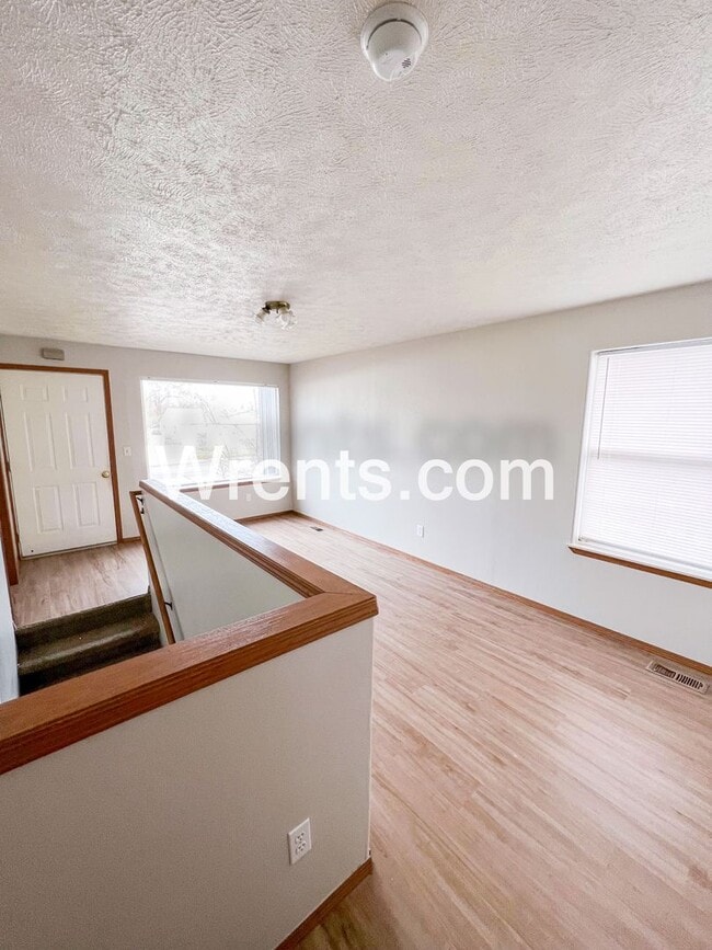 Building Photo - Spacious Duplex!