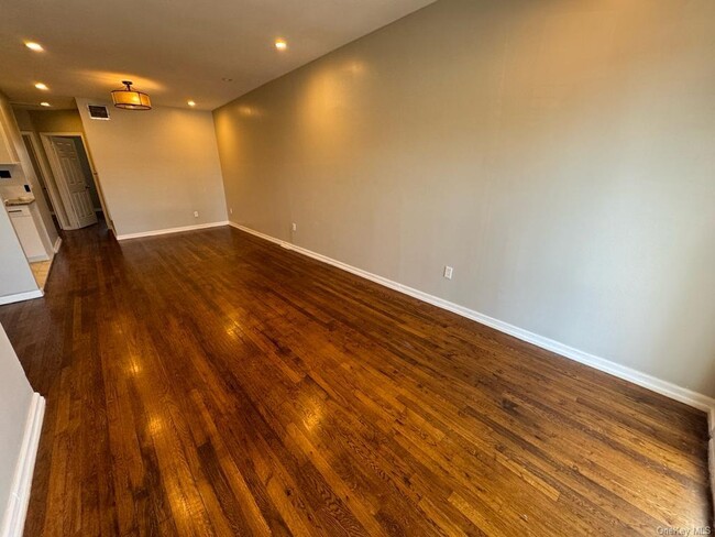 Building Photo - 649 Beach Ave