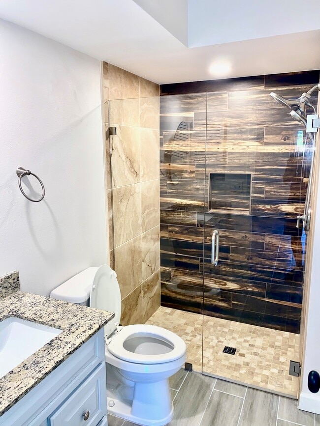 Building Photo - 5340 Royal Palm Ave