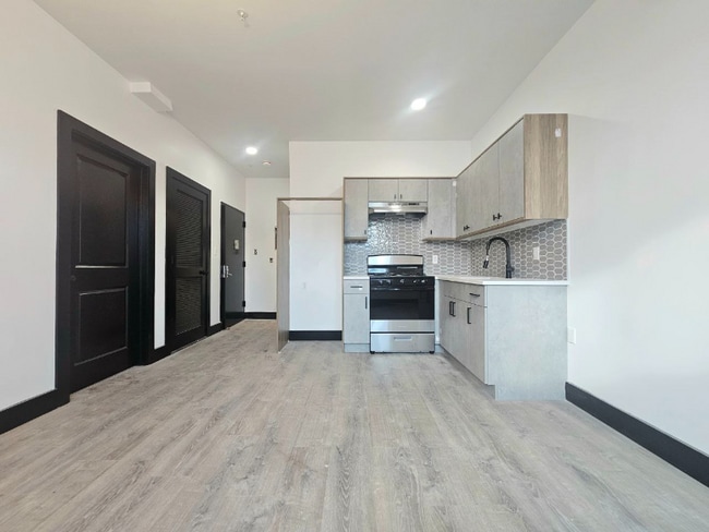 Building Photo - 11 Thomas St