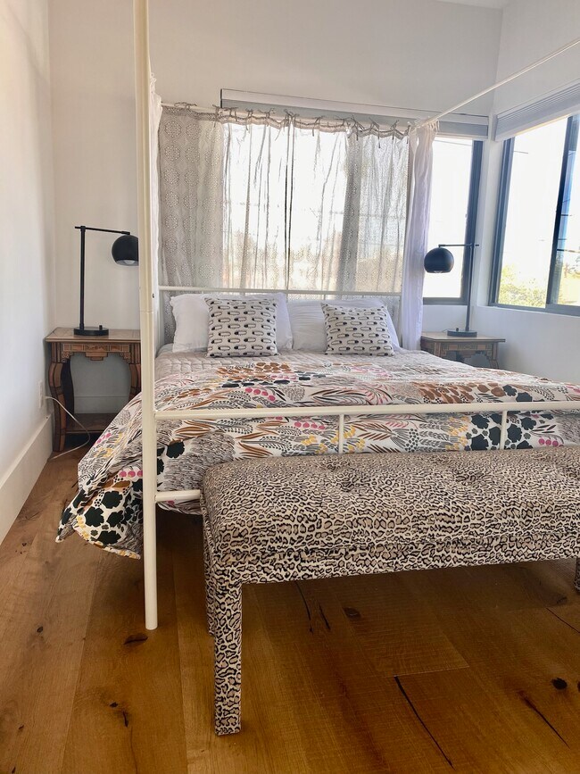 Queen bed with memory foam mattress - 1804 Palmcroft Way NW