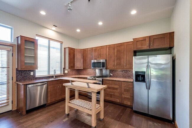 Foto del edificio - Luxury Three Bedroom Townhome in Johns Lan...
