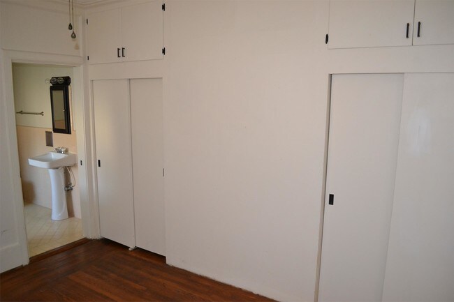 Building Photo - 143 N College Ave