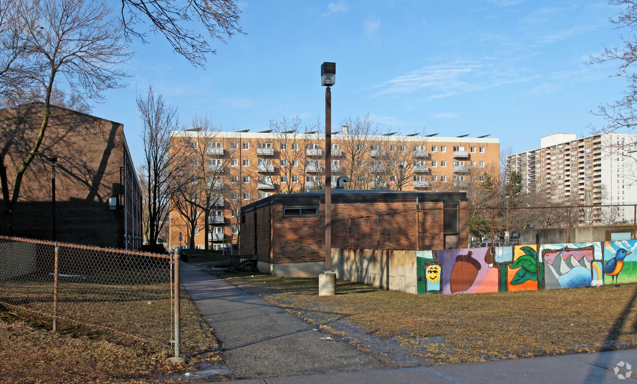 Building Photo - 6-100 Parma Crt