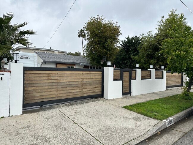 Building Photo - 4909 Gaviota Ave