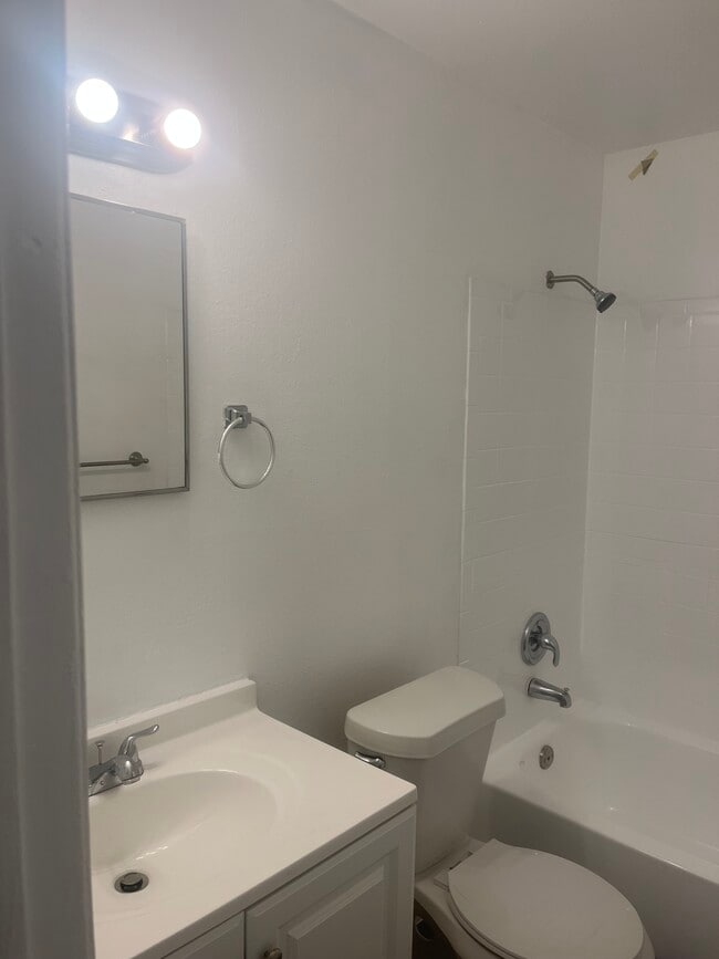 Building Photo - 6806 Thomas Cir