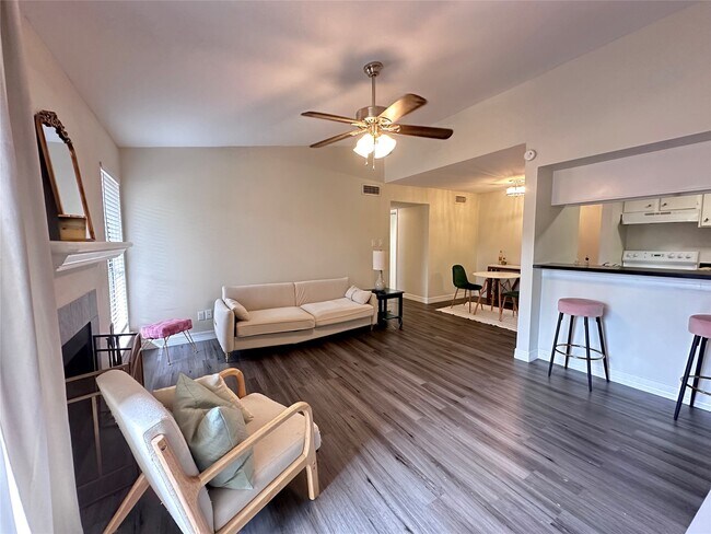 Foto del edificio - 3300 Pebblebrook Dr