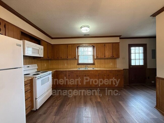 Building Photo - 1141 Eisenhower Rd