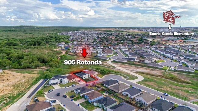 Foto del edificio - 905 Rotonda Ln