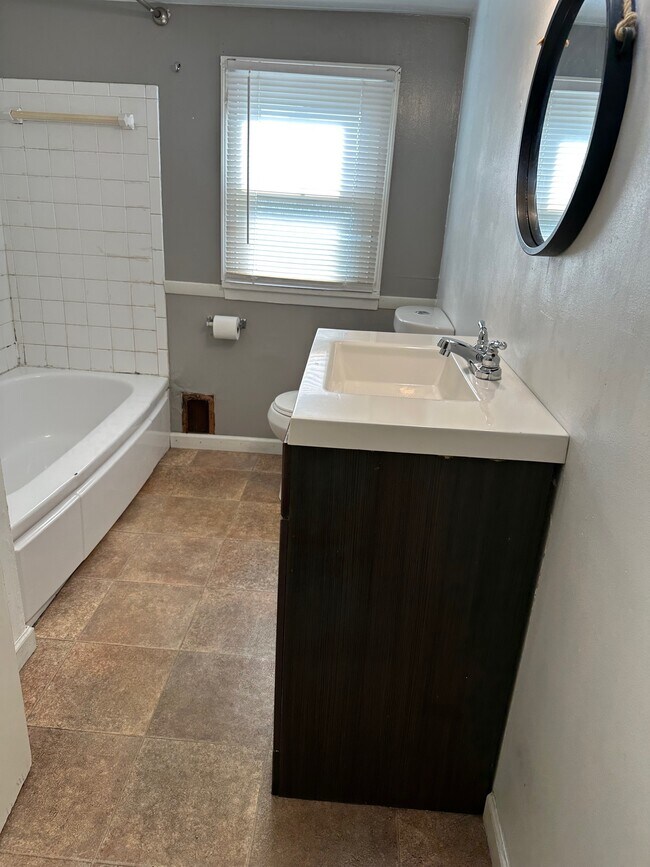 Baño en la planta alta - 2139 Westside Dr