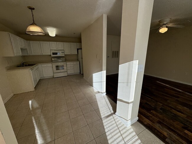 Building Photo - BEAUTIFUL 1 Bedroom with Sunroom AVAILABLE...